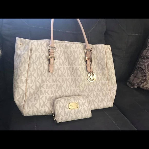 MK purse - Picture 1 of 1